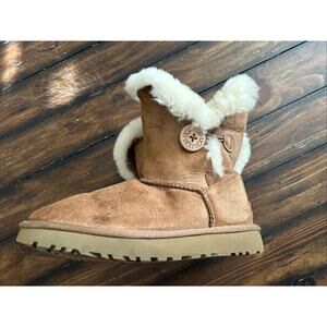 UGG 1016226 Bailey Button II Women's Boots Size 6 US Chestnut Fur Lines